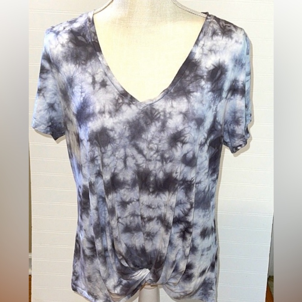 THREADS 4 THOUGHT
Aisha Knot Front Knit Top
Abstract, tie dye/ombre
V-neck XL